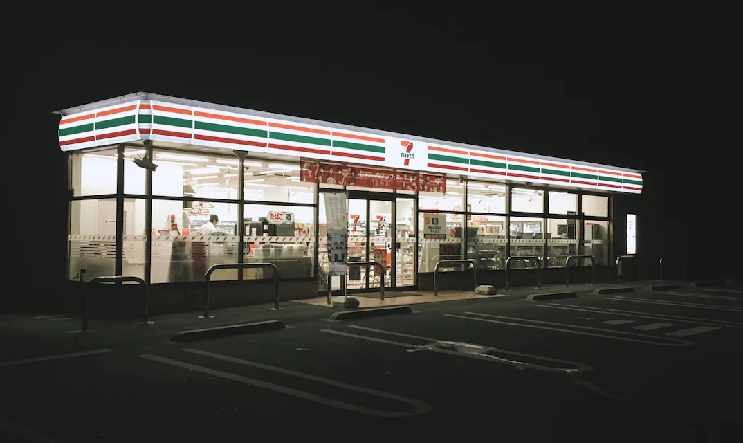 Tiendas 7-Eleven firman alianza con Banco Santander