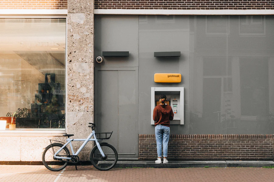 Mujeres las que más se sienten inseguras en cajeros automáticos y bancos: Inegi