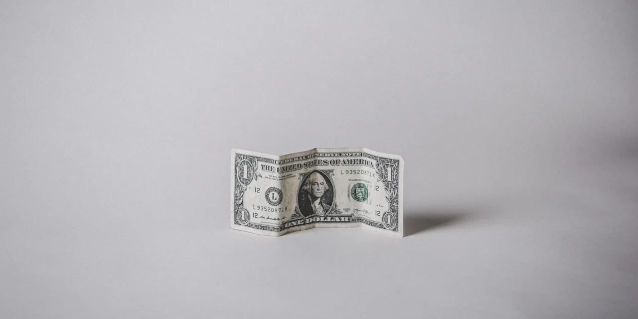 El superpeso cierra la semana en 16.71 unidades por dólar y es la divisa más apreciada en 2024